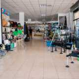 Entriamo cos� in un grande locale dove troviamo davvero di tutto: canne da pesca, maschere, pinne, mute, fucili, mulinelli, esche vive e artificiali